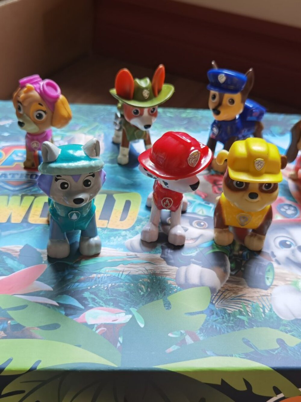 Paw Patrol Dino World Pack, 10 toys, coloring sheet, pencils, dino egg, box